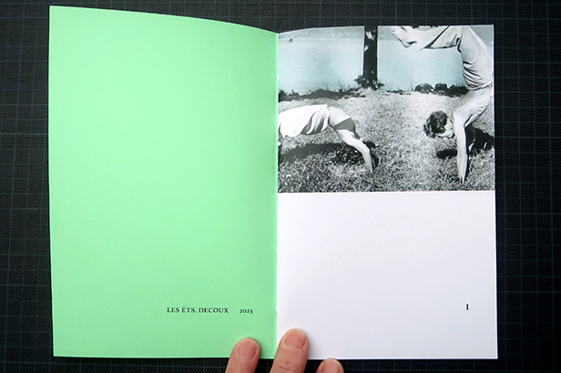 The Établissements Decoux publication Plus souvent qu’autrement open on a table